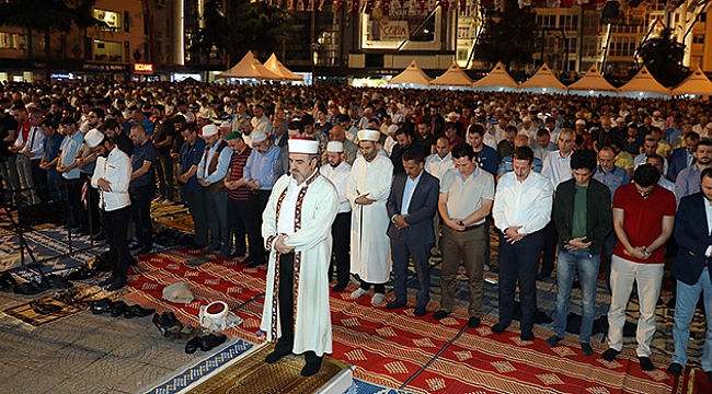 15 bin kişi aynı safta