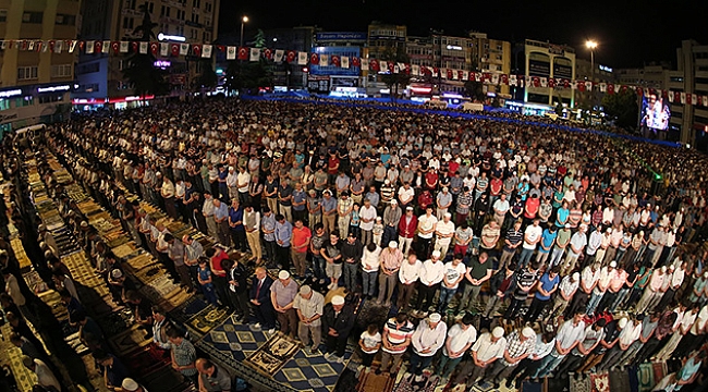 Pazar günü seccadenle gel