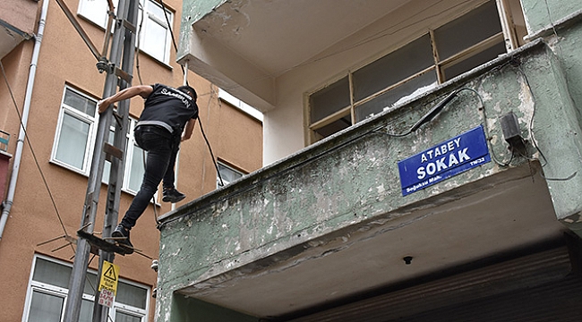 Polis binaya aydınlatma  direğine tırmanarak girdi