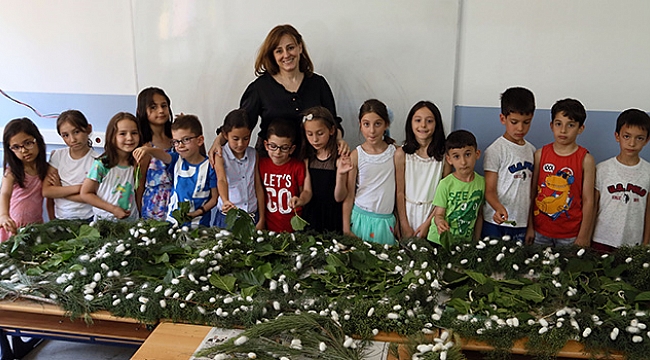 Yaz tatilinde ipek böceği yetiştiriyorlar