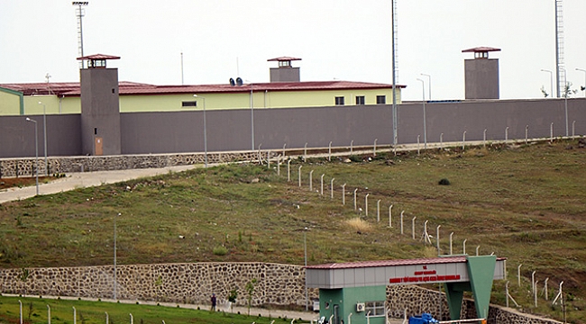 Cezaevinde hareketli gece