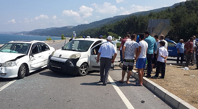 Otomobil ile kamyonet çarpıştı: 8 yaralı