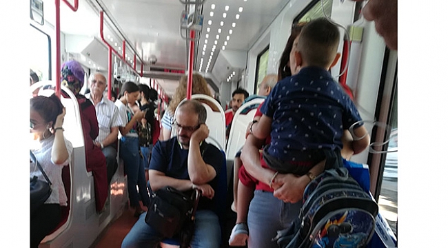 Tramvayda çocuklu kadına  YER VERMEME AYIBI