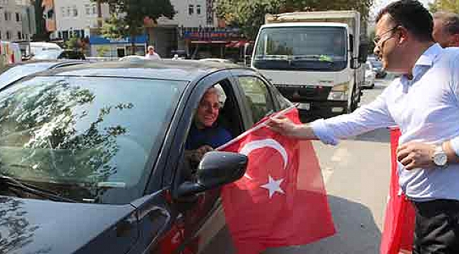 Türk'ün bayramı bayraksız kutlanmaz