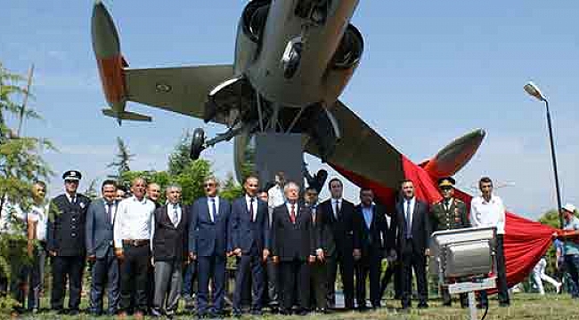 Vezirköprü ilçe girişine eski savaş uçağı konuldu