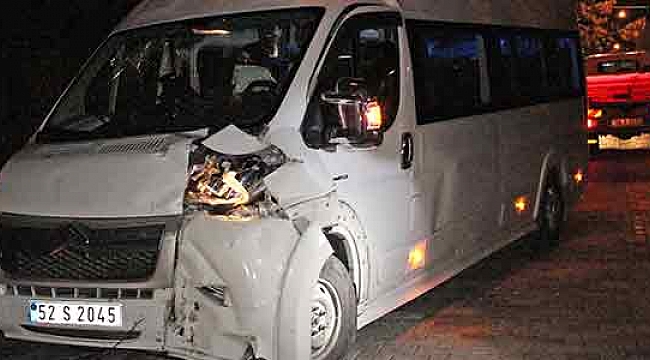 Freni patlayan minibüs duvara tosladı!