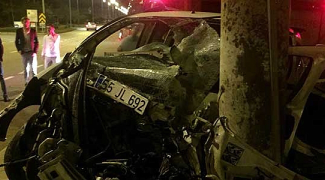 Kamyonet elektrik  direğine çarptı: 3 yaralı