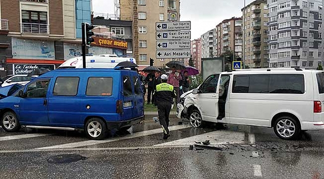 Dolmuş ile panelvan  minibüs çarpıştı: 6 yaralı