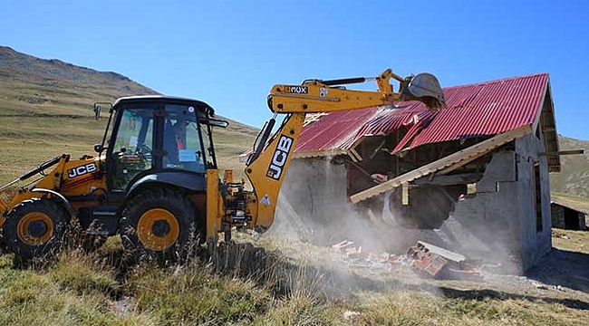 KAÇAK  YAPILAR  YIKILIYOR