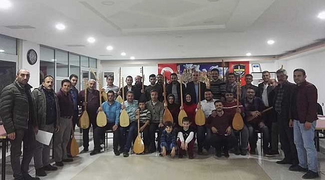 Dernekte bağlama  çalmayı öğreniyorlar