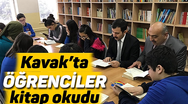 Öğrencilerle kitap okudu