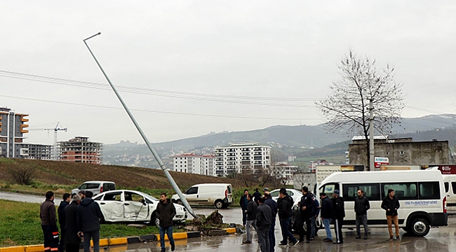 Hastane servis minibüsü ile otomobil çarpıştı: 1 yaralı