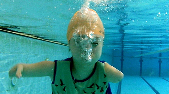 Kolları yok ama kanatları var