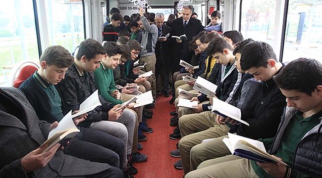 Liseliler tramvayda kitap okudu