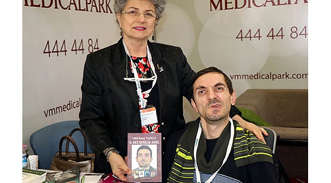 Sadece baş parmağını kullanarak 4 kitap yazdı