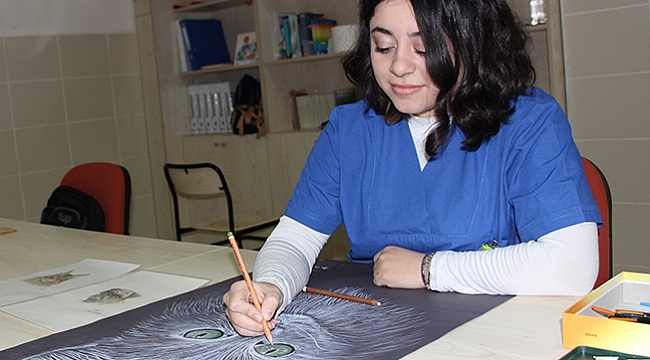 Tedavi ettiği hastalarının resmini yapıyor