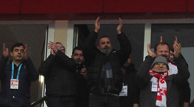 Uyanık ayakta alkışladı