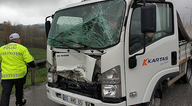 Üç araç birbirine girdi