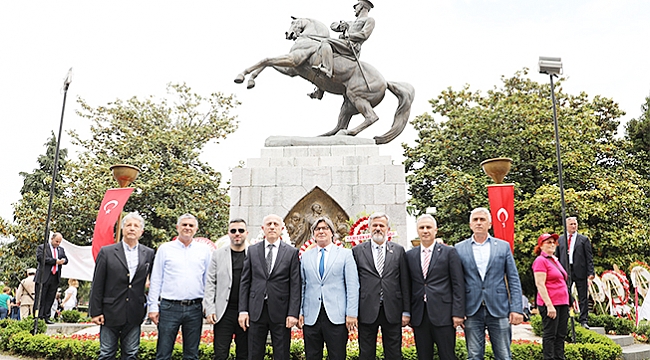 Atatürk Anıtı’na 100. Yıl çelenki