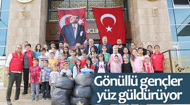 Gönüllü gençler yüz güldürüyor