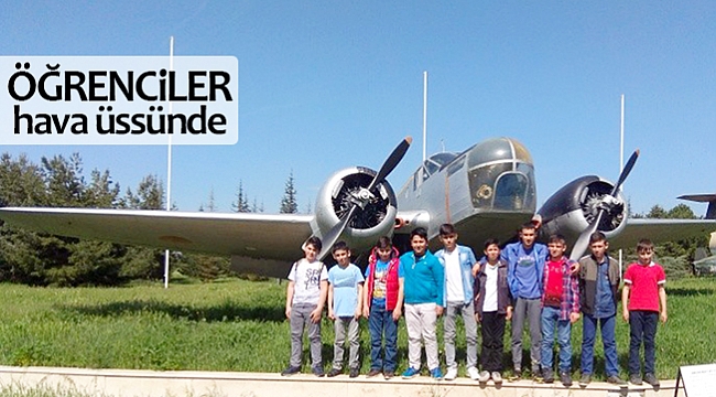 Öğrenciler hava üssünde