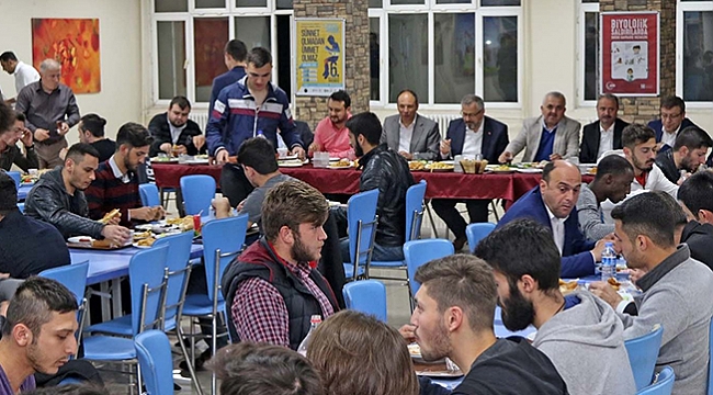 Öğrencilerle sahur yaptı