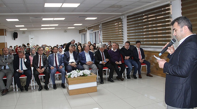 Veliler şiir okudu  öğrenciler dinledi