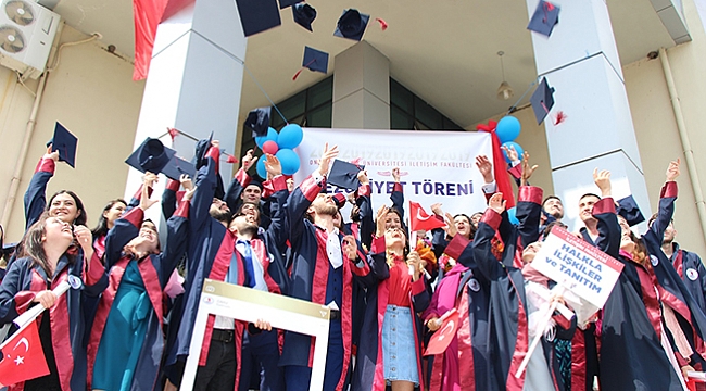 Genç iletişimcilerin mezuniyet sevinci