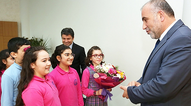 Sandıkçı’da karne hediyesi