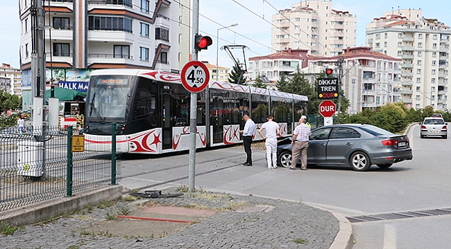 Tramvay otomobile çarptı