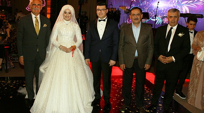 Yılmaz, genç çiftin mutluluğuna ortak oldu