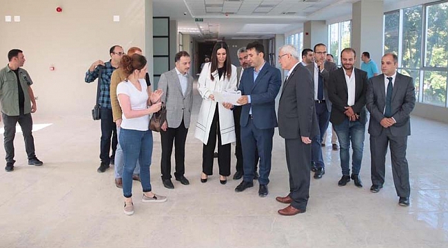 Karaaslan kütüphaneyi inceledi