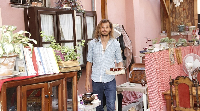 Üç yıldır dünyayı  otostopla geziyor