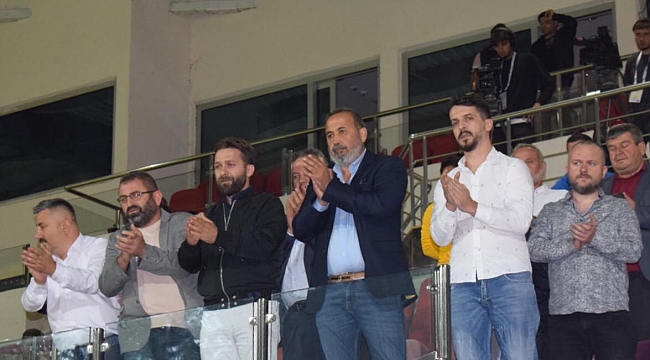 Uyanık alkışladı