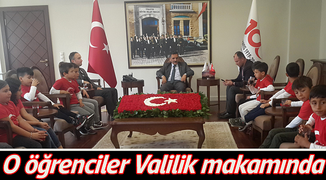 O öğrenciler Valilik makamında