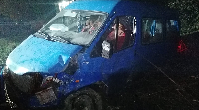 Otomobille minibüs çarpıştı