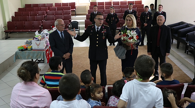 Yuvadaki çocuklara hediye