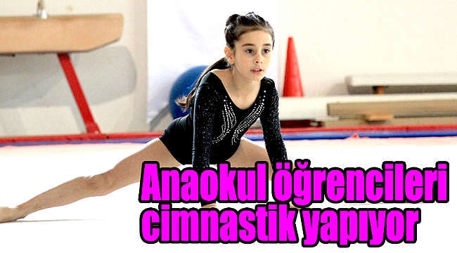 Anaokul öğrencileri cimnastik yapıyor