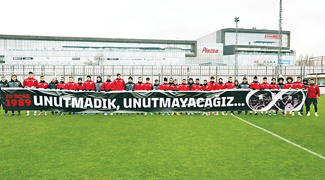 Futbol şehitleri için saygı duruşu