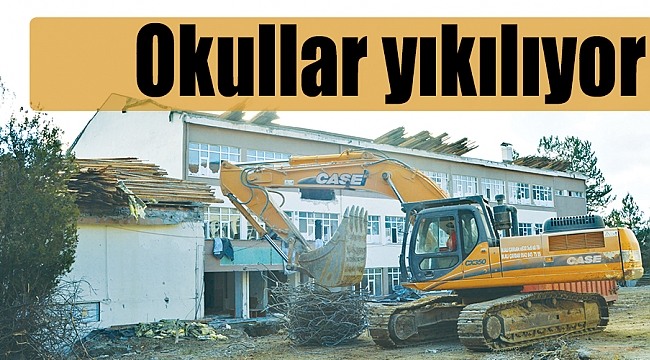 Okullar yıkılıyor