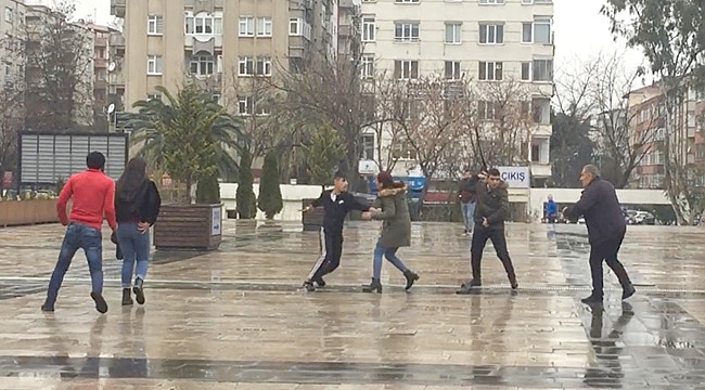 Adliye bahçesinde bıçaklı kavga