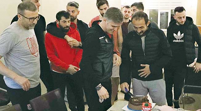 Burak’a sürpriz doğum günü