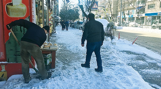 Esnaf küreğe sarıldı