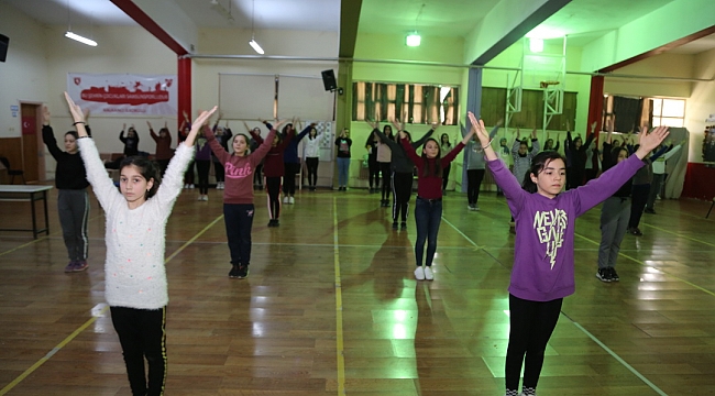 Halk oyunlarına yoğun ilgi
