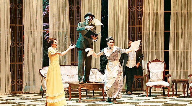 Yarasa operetini sahnelediler