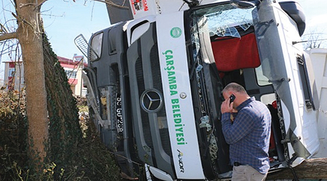 BELEDİYE KAMYONU DEVRİLDİ