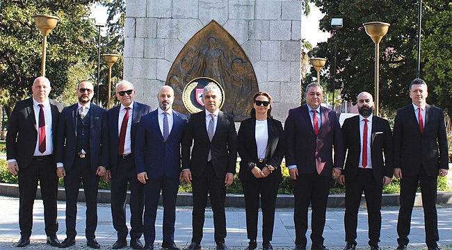 DERNEK YÖNETİMİ ATATÜRK'ÜN HUZURUNDA