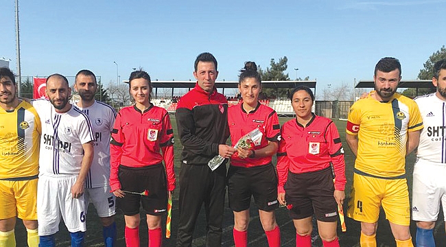 Kadın hakemlere kırmızı gül