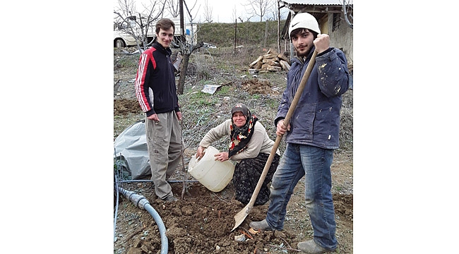 Şeftali fidanları toprakla buluştu