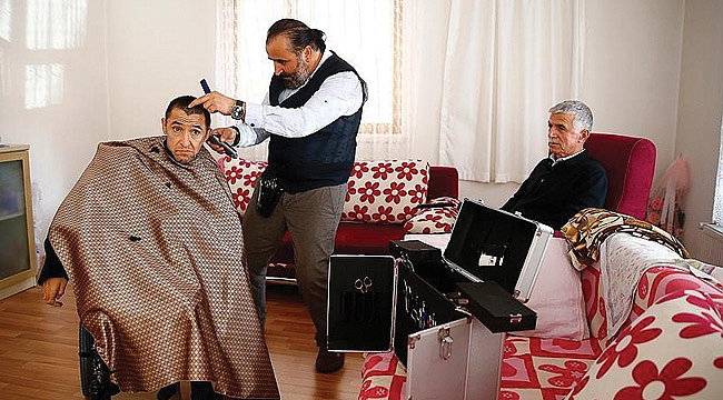 Berberlerde evden tıraş dönemi sürüyor   